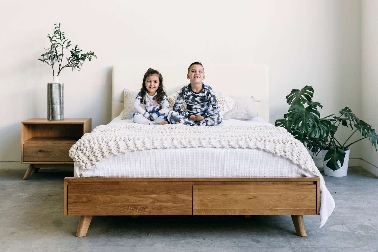 Mim Concept best Modern furniture stores in Toronto, Ottawa and Mississauga to sell modern contemporary bedroom furniture and condo furniture Italian leather headboard bed Low profile platform storage bed solid oak wood