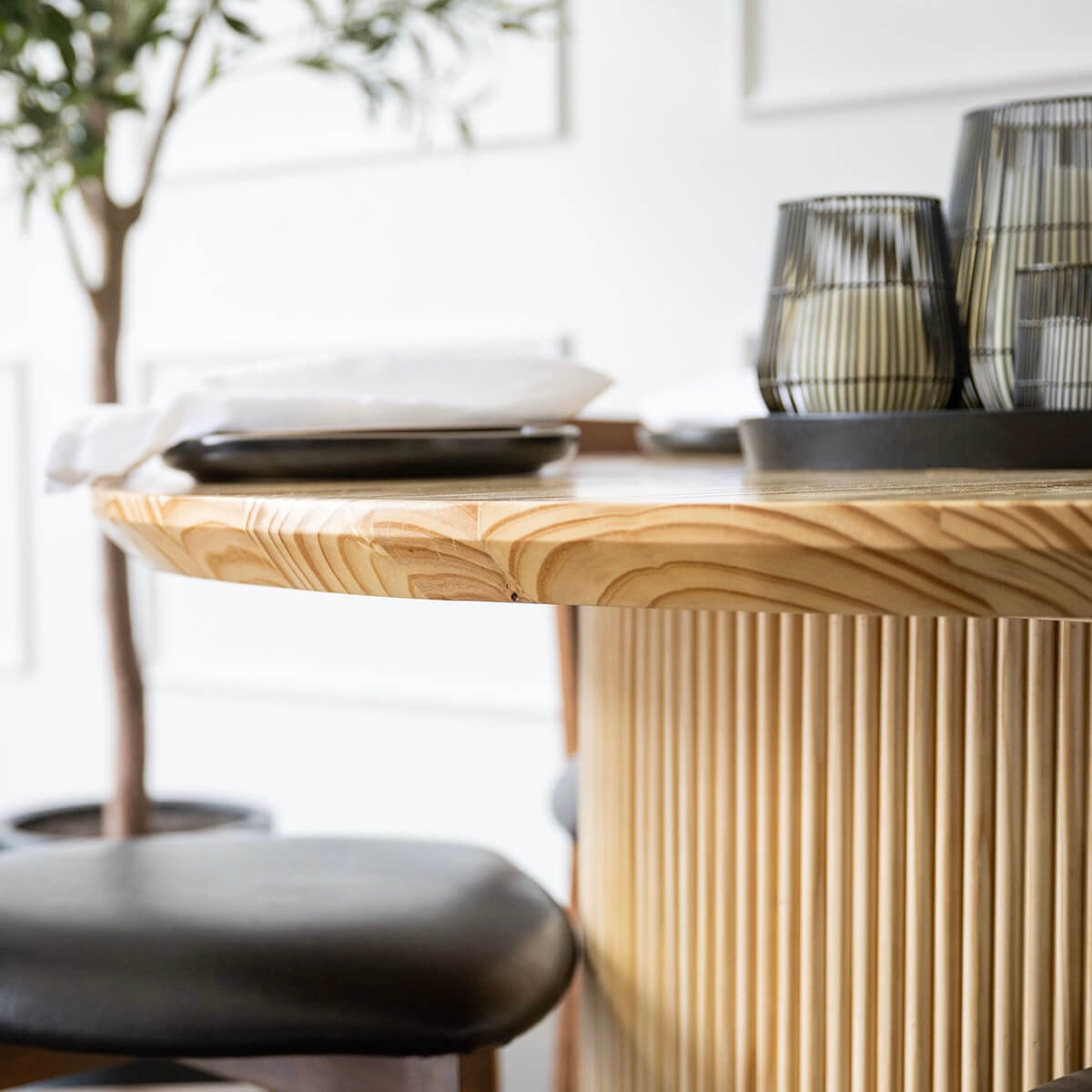 pine wood minimalist mid century modern round dining table - close-up edge